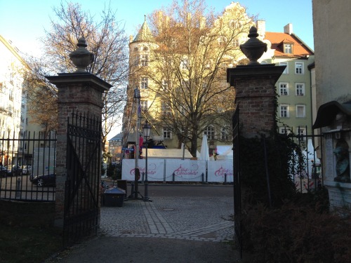 Mein erstes Foto vom alten Münchner Südfriedhof - mit Blick auf den “Pink Christmas Weihnachtsmarkt”