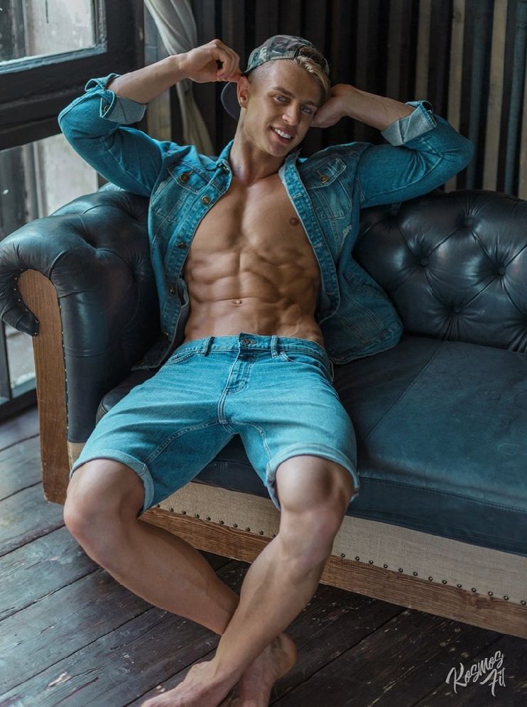 siroyagihkd:  Bogdan Timchenko by Sasha Kosmos 繼續閱讀 