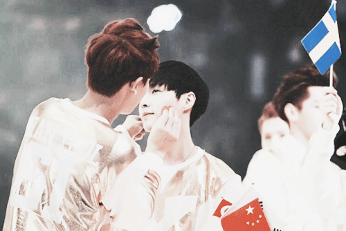chxnyol:  chanyeol putting a heart on yixing’s face (after he licked it) xo  