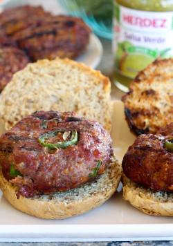 foodffs:  Jalapeño Cheddar Salsa Burgers