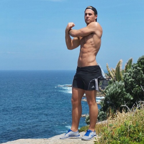 hotguysnextdoor:  Starving for hot guys?