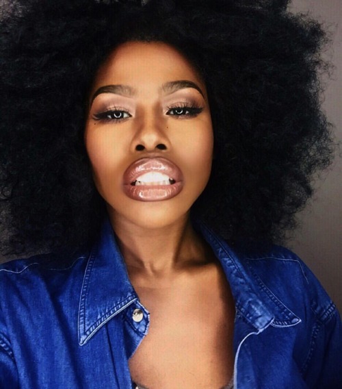 ananicola:  Yes   Them lips 😍