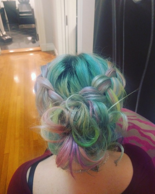 cambriakilgannon:molliedollie:Some of my crazy cute rockabilly hair this weekUm, holy wow