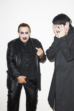 mashable:Even Marilyn Manson’s dad likes embarrassing his sonHugh Warner completely surprised his son during a photoshoot, dressed head to toe like Manson, complete with white face makeup and red lipstick!Goth dad’s aren’t too cool to play pranks