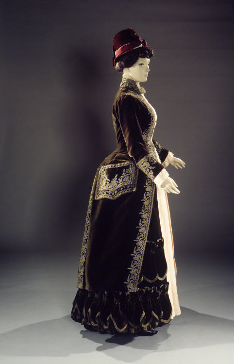 fashionsfromhistory:Promenade DressEmile Pingatc.1888The MET (Accession Number: 2009.300.7758a, b)