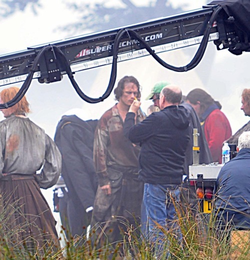 anaspiringfuriosa: outlanderitaly: Sam Heughan on the set of Outlander Season 3 [via Just Jared] 