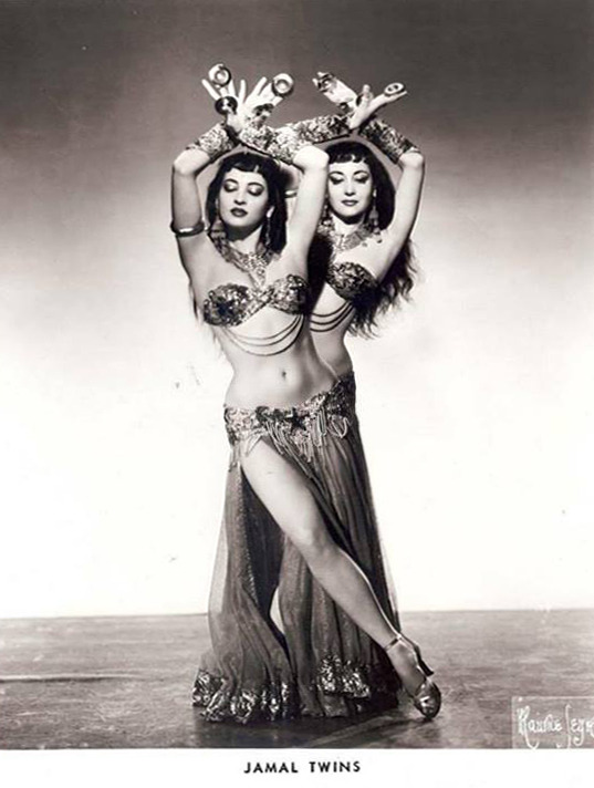 oldskoollova:  bellydanceclassics:  A stunning photograph of Egyptian dancers Lys