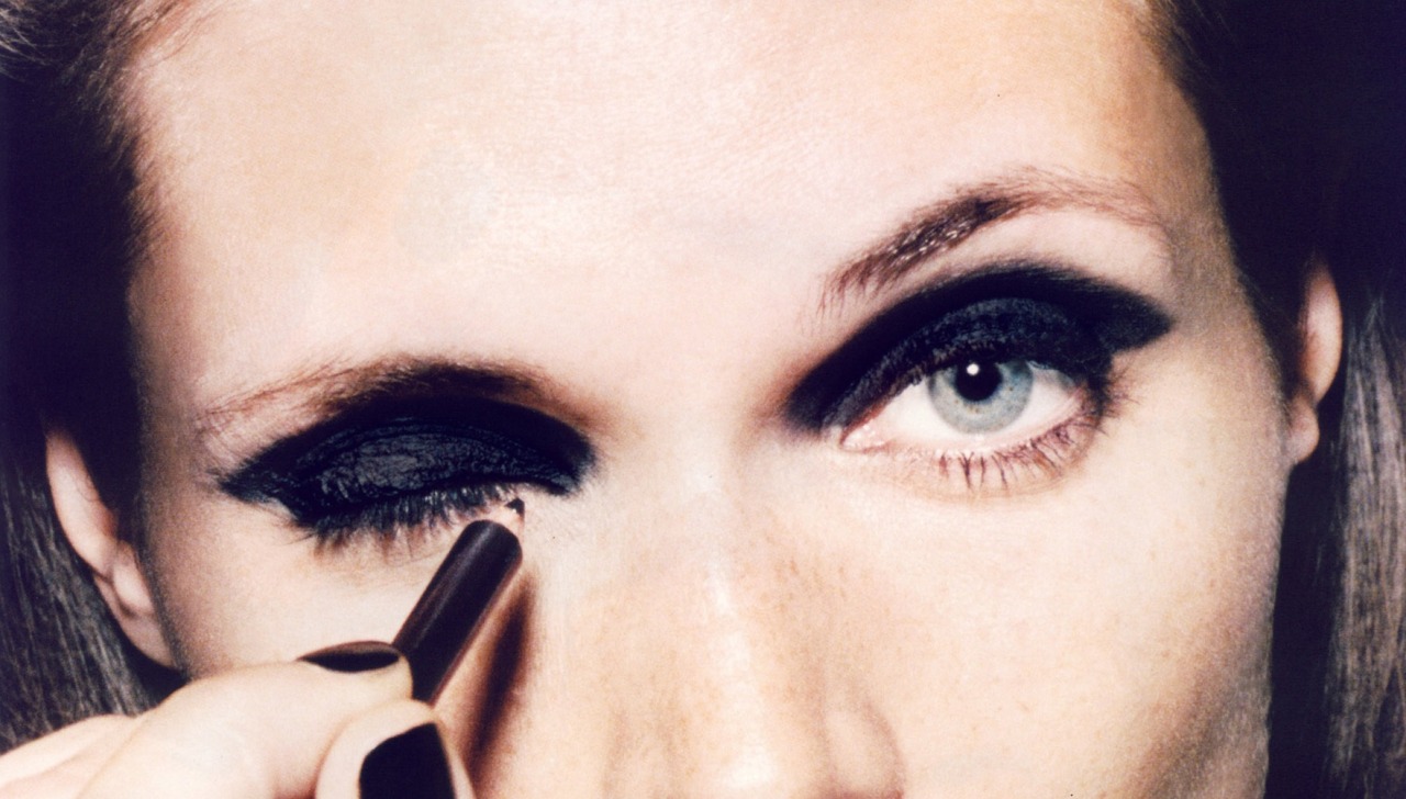 lelaid:  Malgosia Bela in Série Noire for Vogue Paris August 2008 Shot by Katja