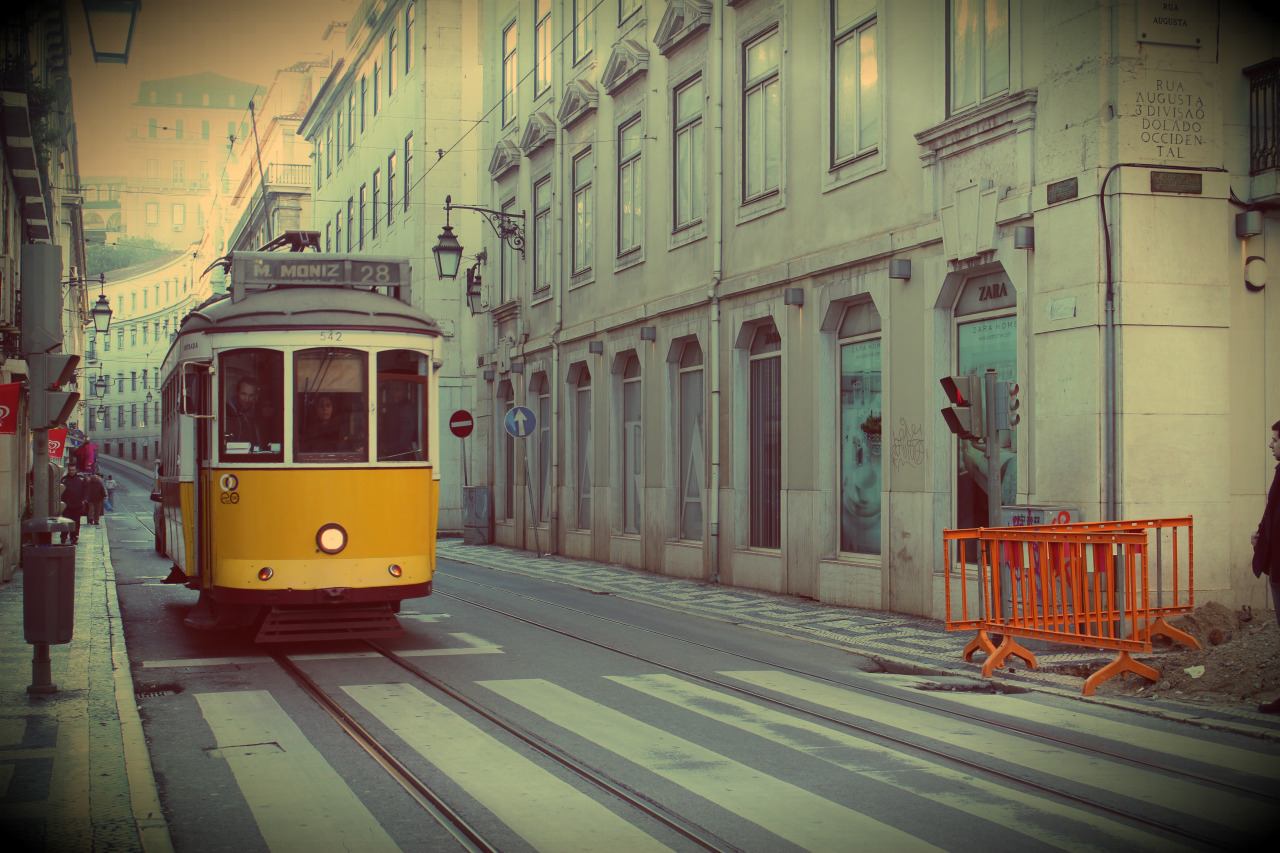 karluskii:  Quiero mudarme a Lisboa.   Lisboa era brisa de Alfama y de mar,mar como