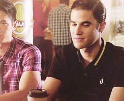 staceysthings:I love how they have this very particular way of holding hands. Blaine does this thing