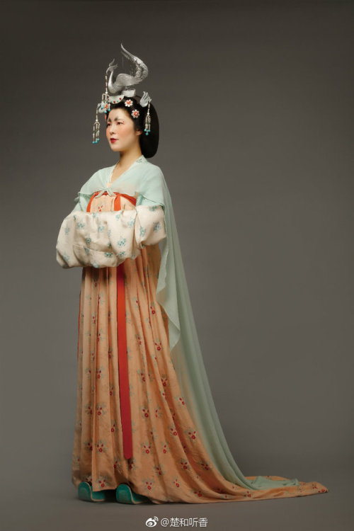 dressesofchina:Recreated costumes based on paintings from the Mogao Caves