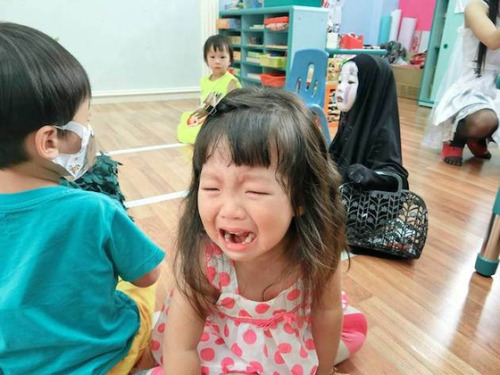2歳の萌萌ちゃんは幼稚園のハロウィンパーティーを前々から楽しみにしていたそう。 コスプレに選んだのは宮崎駿監督の名作「千と千尋の神隠し」の人気キャラクター、カオナシでした。 「子どもには3歳までの体験