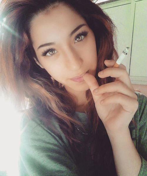 smokingsexplayground: Sexy Smoking Hottie