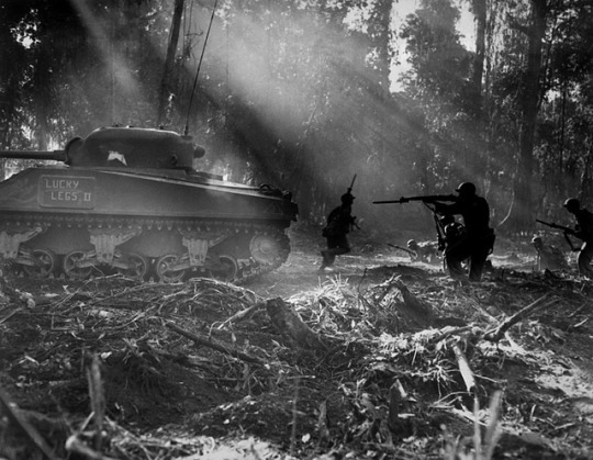 bmashine:  American soldiers in Bougainville. March 1944.