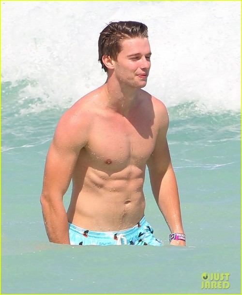 XXX Patrick Schwarzenegger  http://hotmusclejockguys.blogspot.com/2014/11/patrick-schwarzenegger.html photo