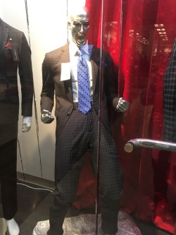 diary-of-a-chinese-kid:This mannequin is very enthusiastic Is this a jojo reference?~ lol XD