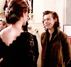 triharrytops:  16meets18history: Congratulations on your child! x  #’HANDS BEHIND