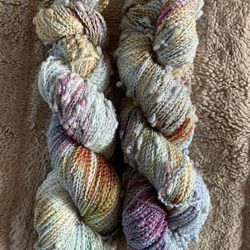 knittinginfrance: I played with a new yarn base this weekend. A fun curly/bumpy yarn. I’m quit