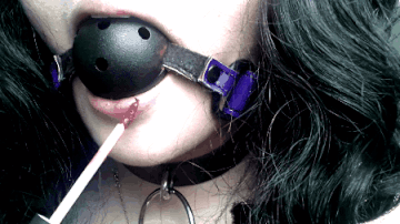 pullmyhair-makemescream: No look is complete without lipstick ;)