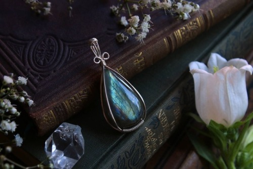 dyspnoeic:Beautiful silver wrapped labradorite from @90377 (www.etsy.com/listing/533410281/m