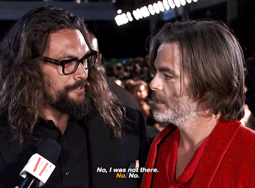 JASON MOMOA & CHRIS PINEBeing Goofy At The Vanity Fair Oscar PartyMarch 27, 2022