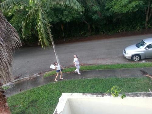 5h-news:@SandraGuzman_ Camila and my sister doing the dirty work (throwing out the garbage)