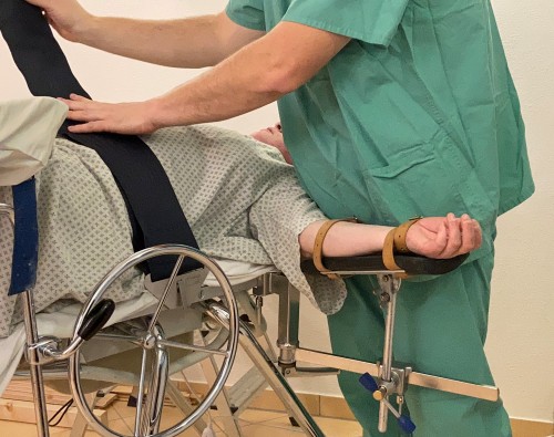 Heute ist Melanie zur Untersuchung in der Klinik. Damit sie nicht flüchtet wird sie gefesselt.Nach e