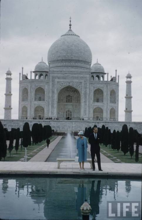 Queen Elizabeth tours India(Hank Walker. 1961?)