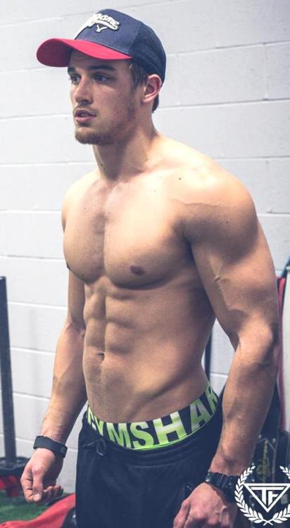 doyoulovemymen:  Marc Fitt’s veiny arms 