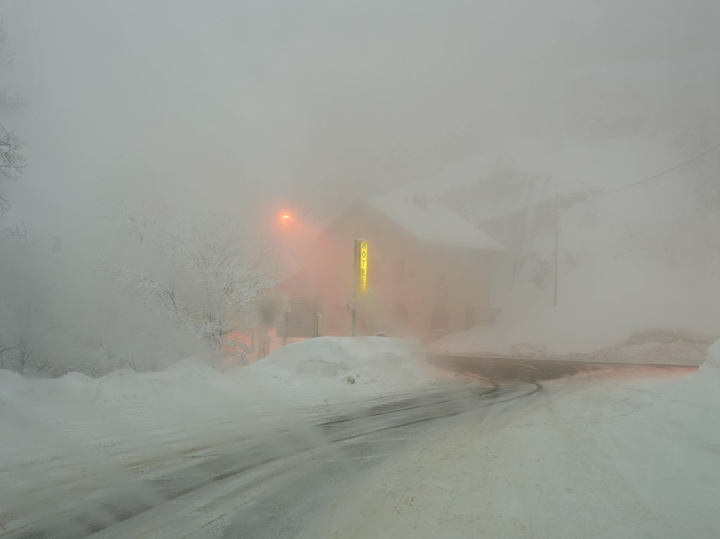 snowce:  Cédric Delsaux, Pancarte Hôtel Neige, Zone de repli 