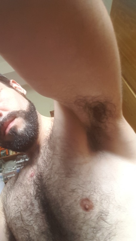 zoroit:   Qualche scatto delle mie ascelle sudate e odorose. Lo so che vi piacciono e vi si bagna il buco annusandole. Some shoots odf my sweaty smelly armpits. I know you like them very much and your holes go wet sniffing them. Post dedicated to one