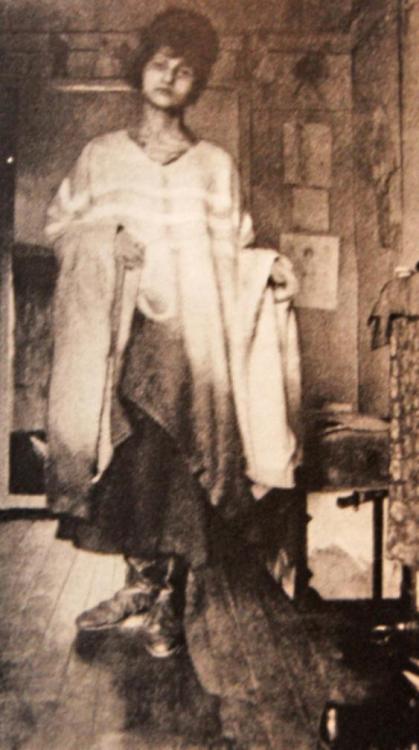 Jeanne Hébuterne at Amedeo Modigliani atelier in Montparnasse Paris (1919)