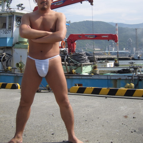 monkbear110: 漁師ちゅうよりも、港湾労働者って感じっすね。風景と共に。（＾＾；；
