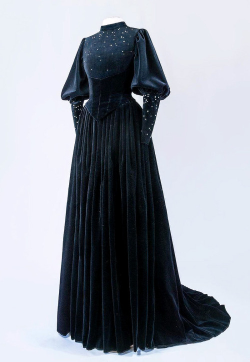 evermore-fashion:Favourite Designs: Frieda Leopold ‘The Witch’ Haute Couture Gown [x]