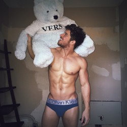 ijulian89:  This bear is trying to tell me he’s #verse now 🐻 #everyoneknowsyourabottom #mascnation @mascnation