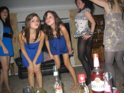 nylonpics:  Girls dancing and partying in pantyhose. Nice pantyhose peek of her butt 