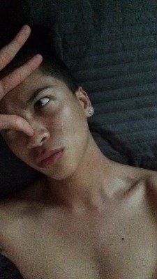 ayeeitsrafael:  Im lowkey bored as hell and its hot