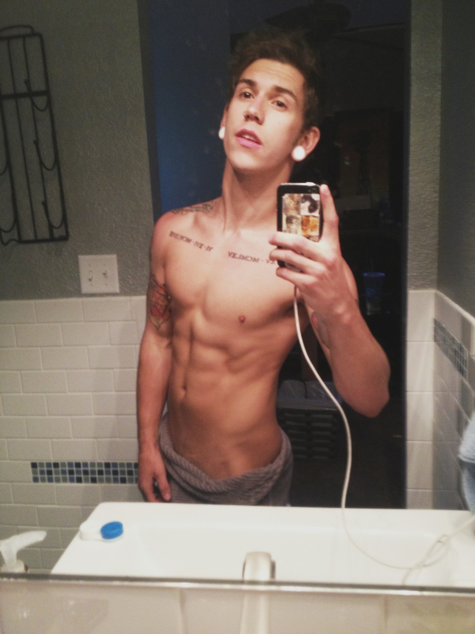 fancymen:  theheartisking:  I am finally happy with my body  So hot ;D 