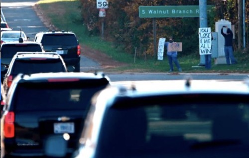 katy-l-wood:xipiti:A loser greets his public upon returning from the golf course (Getty image)His public: 🖕🖕🖕🖕🖕🖕🖕🖕 (Evan Vucci/AP)(Getty)Perfection.