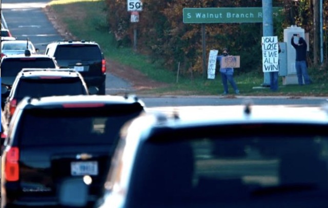 katy-l-wood:xipiti:A loser greets his public upon returning from the golf course (Getty image)His public: 🖕🖕🖕🖕🖕🖕🖕🖕 (Evan Vucci/AP)(Getty)Perfection.