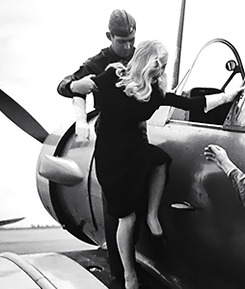 solesupine:  Veronica Lake visits an Airbase, 1941Lake’s interest in flying would