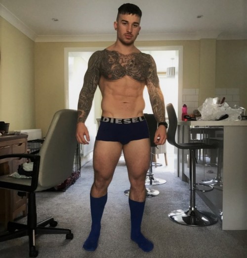 socksandskin:https://socksandskin.tumblr.com/