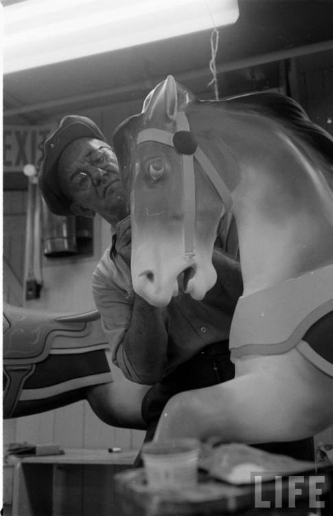Finishing a carousel horse(Ralph Morse. 1951)