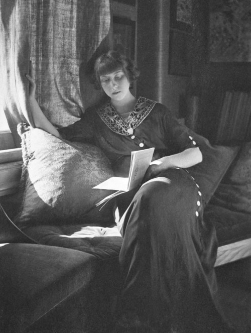 books0977:  Woman reading (c.1910). Gertrude Stanton Käsebier (American, 1852-1934). &