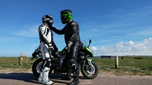 friskygearbiker: Caught a Good day - and me putting my boi @andyleather in place too  Was amazing ev
