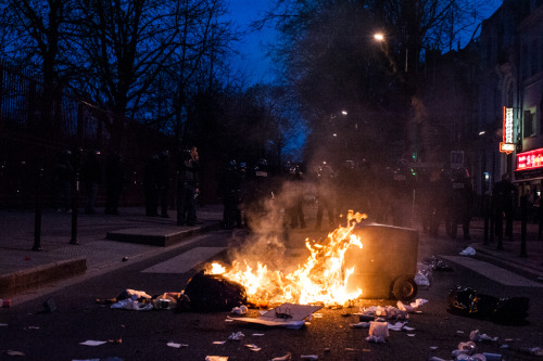 monsieurobturateur:  Manifestation du groupe Antifasciste NP2C contre le meeting de Marine Le Pen à Lille. Aucun journaux n’a parlé de ce qui c’est passé ce soir là, et pourtant ce n’est  pas faute d’avoir essayé d’exister. 