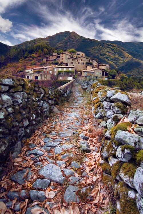 @kleferone @klepher french village • canon 7d • 10mm • f8