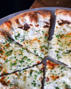 inbetweenbuns:Truffle Honey Cheese Pizza