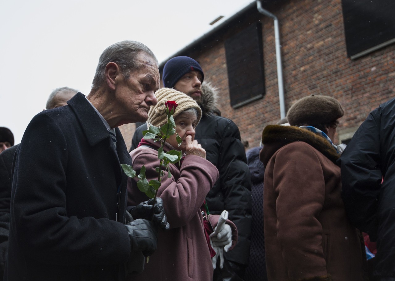 AUSCHWITZ. La inscripción “El trabajo os hará libres” se lee en la verja principal del campo de concentración alemán nazi Auschwitz II-Birkenau en Oswiecim, Polonia. El 27 de enero conmemora el 70 aniversario de la liberación del campo de exterminio...