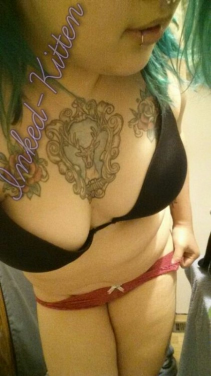inked-kitten:  Thick thighed. Pretty kitty.